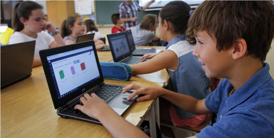 Niño usando Ordenador Personal Nuevas Tecnologías en el Aula