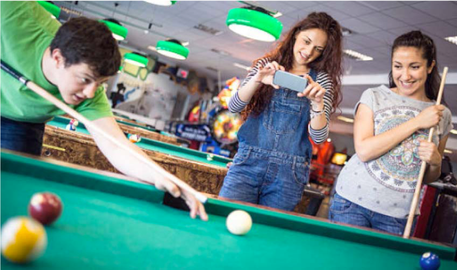 Menores jugando al billar Absentismo escolar
